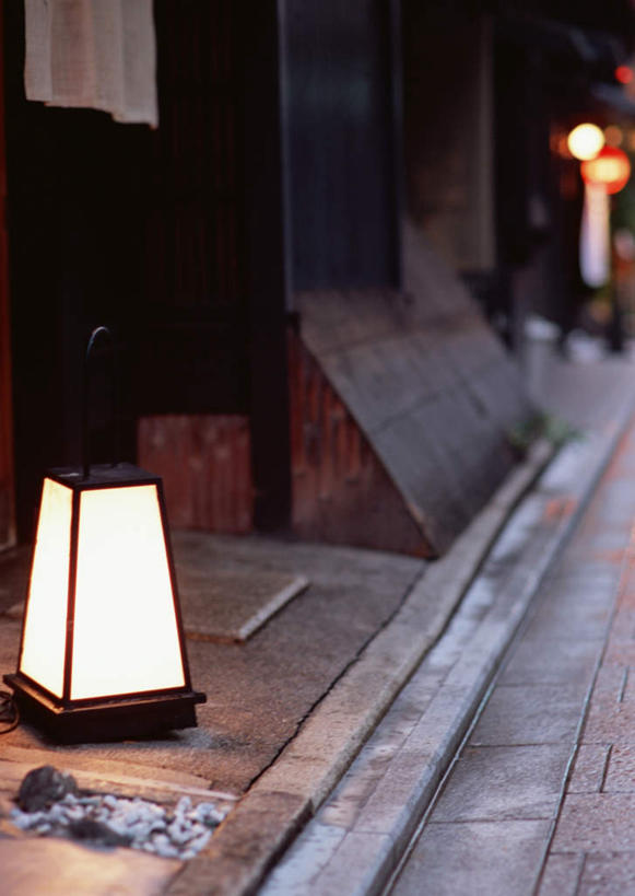 无人,家,商店,竖图,俯视,室外,白天,照明,朦胧,模糊,日本文化,房屋,屋子,灯光,文化,商铺,楼房,住宅,灯,灯具,落地灯,日式,瓦房,照亮,照明设备,市肆,商号,彩图,高角度拍摄,房子,店铺,传统文化