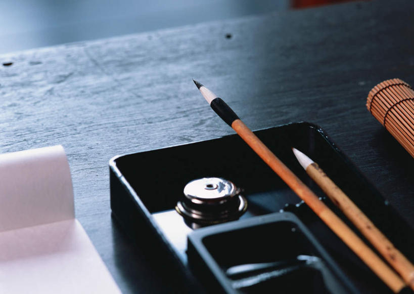 无人,横图,俯视,室内,特写,白天,桌面,桌子,静物,木制,笔,毛笔,砚台,纸,办公用品,砚,文具,木制品,学习用品,文具用品,文房四宝,宣纸,纸寿千年,纸中之王,泾县纸,彩图,高角度拍摄