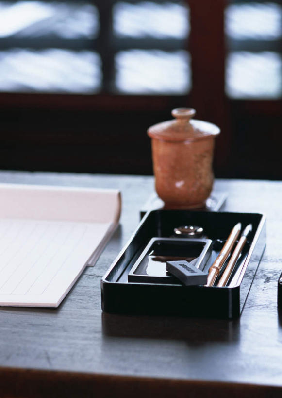 无人,竖图,俯视,室内,特写,白天,窗户,落地窗,桌面,桌子,静物,杯子,朦胧,模糊,木制,笔,毛笔,砚台,纸,办公用品,砚,玻璃窗,文具,木制品,水杯,学习用品,文具用品,文房四宝,宣纸,纸寿千年,纸中之王,泾县纸,茶杯,彩图,高角度拍摄