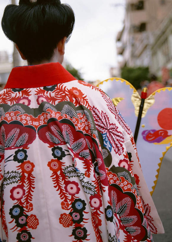 东方人,一个人,家,站,竖图,室外,白天,民族服装,道路,路,亚洲,仅一个年轻女性,仅一个女性,仅一个人,服装,朦胧,模糊,扇子,房屋,屋子,公寓,小路,交通,清凉,黄种人,凉爽,文化,洋房,楼房,住宅,背面,衣服,站着,服饰,蒲扇,衣着,穿着,衣饰,年轻女性,女人,女性,亚洲人,站立,半身,彩图,传统服装,民俗服,房子,葵扇,蒲葵扇,传统文化