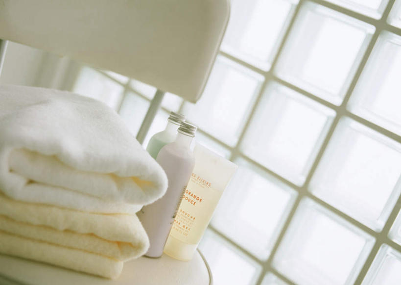 无人,横图,室内,特写,白天,正面,门,静物,椅子,护肤,拉门,纺织物,木椅,移门,玻璃制品,玻璃瓶,瓶子,毛巾,日用品,洗浴用品,清洁,保养,享受,休闲,沐浴乳,放松,保健,沐浴露,保暖,护肤品,护肤用品,舒缓,透气,养颜,防水,去污,紧肤,嫩肤,障子,纸门,储水,耐磨,吸水,洗涤,彩图