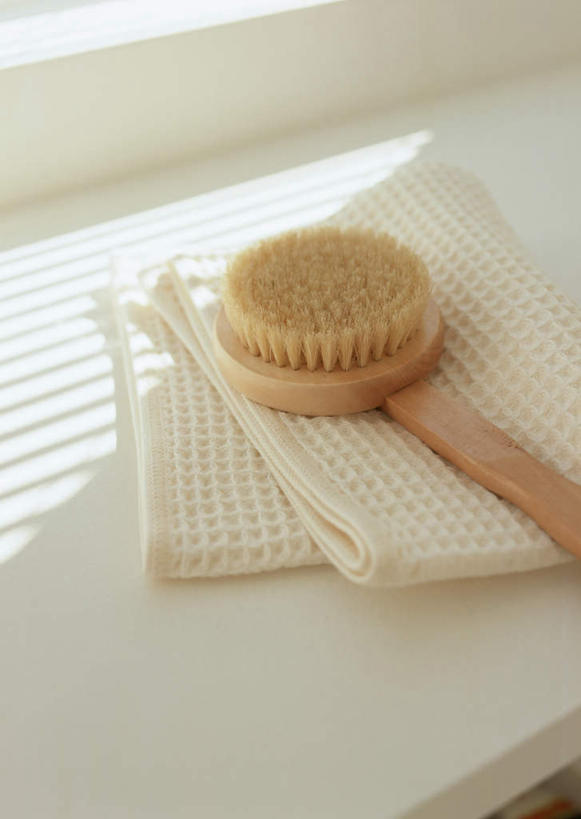 无人,竖图,俯视,室内,特写,白天,窗户,静物,阴影,反射,纺织物,影子,玻璃窗,白色,刷子,毛巾,清洁,保暖,沐浴刷,清洁用具,透气,防水,洗浴用具,储水,耐磨,吸水,彩图,高角度拍摄