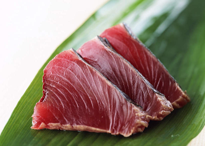 生鱼片,无人,横图,俯视,室内,特写,白天,白色背景,烹饪,餐桌,桌子,叶子,一排,阴影,朦胧,模糊,整齐,反射,影子,肉,鱼肉,日本料理,鱼片,料理,食品,绿叶,鲣鱼,三片,菜肴,美食,肉类,食物,排列,日式料理,日式,嫩叶,摄影,佳肴,影棚,餐台,队列,肉食,小金枪鱼,炸弹鱼,沙西米,柴鱼,鲣节,叶,叶片,彩图,高角度拍摄,影棚拍摄,拍摄,刺身