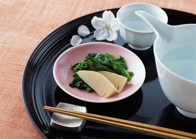 清酒,无人,横图,俯视,室内,特写,白天,幸福,纯洁,餐桌,筷子,桌子,樱花,蔬菜,餐具,一双,阴影,新鲜,装饰,盛开,反射,碟子,盘,影子,竹笋,食品,筷架,酒类,花蕾,筷枕,文化,传统,笋,酒,花,花瓣,花朵,鲜花,食物,饮料,白色,盘子,酒杯,碟,花苞,花蕊,有机食品,绿色食品,餐台,等待,礼节,华丽,修饰,筷子架,点缀,生命,礼仪,油菜,衬托,美观,雅致,雅观,仙樱花,福岛樱,青肤樱,高尚,热烈,油白菜,进餐用具,荆桃,彩图,高角度拍摄,芸薹