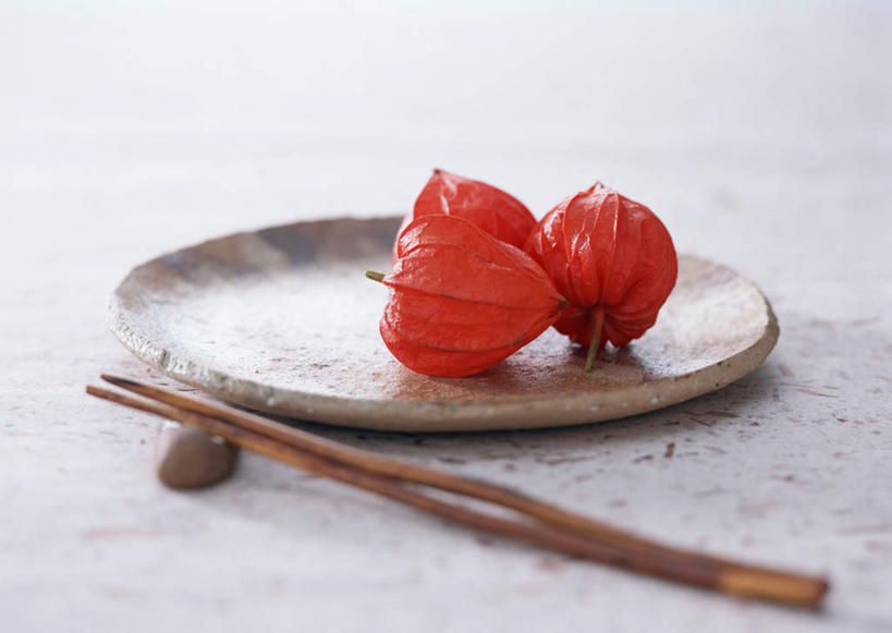 无人,横图,俯视,室内,特写,白天,筷子,餐具,水果,一双,新鲜,碟子,盘,生食,食品,果实,筷架,筷枕,文化,传统,食物,盘子,碟,有机食品,绿色食品,礼节,筷子架,礼仪,金灯,挂金灯,红姑娘,锦灯笼,酸浆,泡泡草,进餐用具,彩图,高角度拍摄