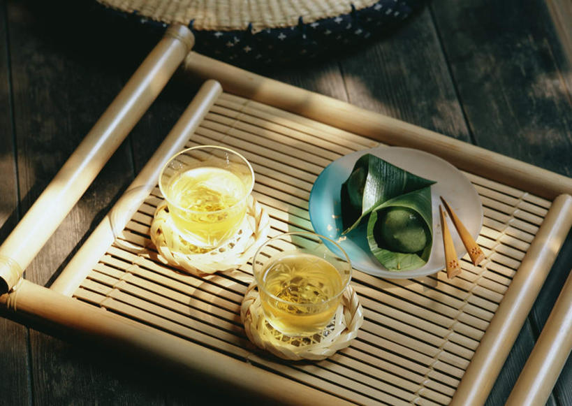 无人,横图,俯视,室内,特写,白天,幸福,茶,地板,筷子,杯子,餐具,叶子,端午节,节日,庆祝,碟子,盘,粽叶,茶叶,绿叶,地面,粽子,文化,娱乐,传统,木地板,蒲团,盘子,水杯,碟,庆典,享受,休闲,温馨,嫩叶,放松,乐趣,纪念,礼节,提神,舒适,醒脑,礼仪,箬叶,芦苇叶,角黍,筒粽,蒲墩,圆座,叶,叶片,茶杯,进餐用具,彩图,高角度拍摄