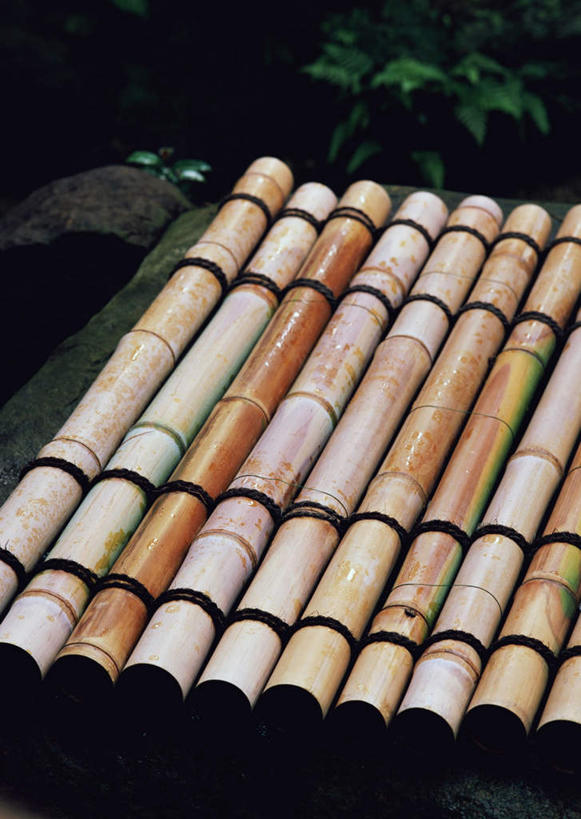 无人,竖图,俯视,室外,特写,白天,石头,美景,一排,竹制,整齐,编织,石子,竹排,池塘,景观,水池,青苔,苔藓,运输工具,竹筏,排列,自然,交通工具,景色,竹条,竹制品,队列,自然风光,载具,水上交通工具,石块,岩石,彩图,高角度拍摄