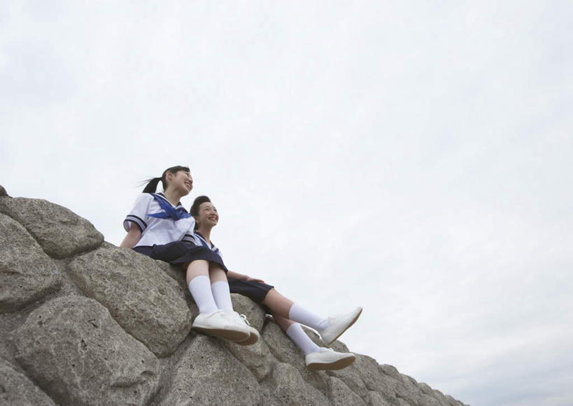 东方人,两个人,伙伴,朋友,坐,横图,室外,白天,仰视,制服,友谊,石头,亚洲,阴影,服装,光线,石子,影子,墙,注视,黄种人,领巾,堤坝,墙壁,墙面,蓝色,蓝天,天空,阳光,天,观察,看,同学,校服,晴朗,观看,察看,校友,关注,水手服,学生服,万里无云,同窗,学友,友情,年轻女性,女人,女性,亚洲人,石块,岩石,晴空,晴空万里,坐着,彩图,低角度拍摄,全身,领饰,女生校服,女子校服,日本校服,水兵服,防洪堤