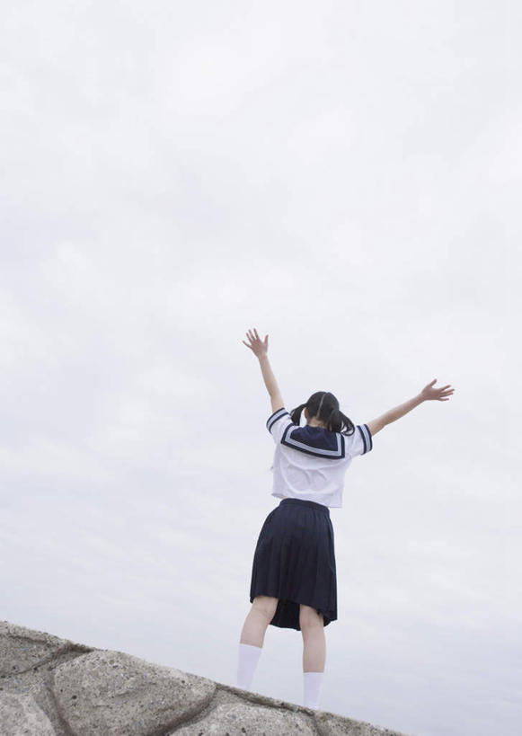 东方人,一个人,学生,站,举,竖图,室外,白天,仰视,裙子,制服,石头,亚洲,仅一个年轻女性,仅一个女性,仅一个人,服装,石子,墙,黄种人,堤坝,长裙,墙壁,墙面,托,站着,校服,半身裙,水手服,学生服,年轻女性,女人,女性,亚洲人,石块,岩石,举起,举手,举着,向上举,向上伸,向上托,站立,彩图,低角度拍摄,全身,女生校服,女子校服,日本校服,水兵服,防洪堤