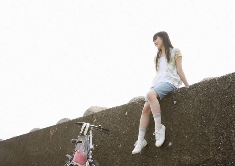 东方人,一个人,坐,笑,微笑,露齿笑,横图,室外,白天,仰视,石头,自行车,亚洲,仅一个年轻女性,仅一个女性,仅一个人,撑,服装,石子,墙,注视,休闲装,黄种人,堤坝,墙壁,墙面,车,脚踏车,衣服,天空,交通工具,天,观察,看,休闲,休闲服,服饰,观看,察看,撑着,关注,载具,年轻女性,女人,女性,亚洲人,石块,岩石,坐着,彩图,低角度拍摄,全身,防洪堤