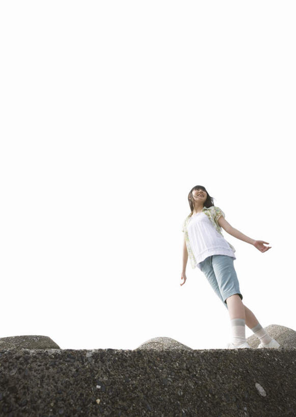 东方人,一个人,站,伸展双臂,笑,微笑,露齿笑,竖图,室外,白天,仰视,石头,亚洲,仅一个年轻女性,仅一个女性,仅一个人,服装,裤子,石子,墙,注视,牛仔裤,休闲装,黄种人,堤坝,墙壁,墙面,衣服,天空,天,观察,看,站着,休闲,休闲服,服饰,观看,察看,关注,年轻女性,女人,女性,亚洲人,石块,岩石,敞开双臂,伸开双臂,展开双肩,站立,张开手臂,张开双臂,彩图,低角度拍摄,全身,防洪堤