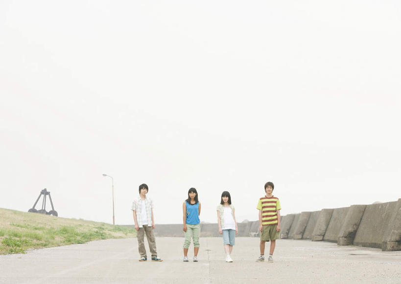 东方人,四个人,伙伴,朋友,站,横图,室外,白天,正面,友谊,草地,草坪,石头,植物,道路,路,公路,亚洲,一排,服装,整齐,石子,墙,交通,注视,休闲装,黄种人,堤坝,墙壁,墙面,草,排列,衣服,绿色,天空,天,观察,看,站着,休闲,休闲服,服饰,观看,察看,队列,关注,友情,男人,男性,年轻男性,年轻女性,女人,女性,亚洲人,石块,马路,站立,彩图,全身,防洪堤