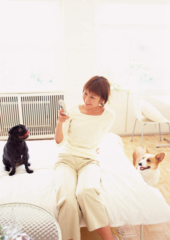 东方人,一个人,坐,打电话,竖图,俯视,室内,白天,窗户,床,卧室,宠物,狗,电话,手机,亚洲,仅一个年轻女性,仅一个女性,仅一个人,敲打,握,服装,朦胧,模糊,斗牛犬,床单,拿,柯基犬,威尔士柯基犬,拿着,注视,休闲装,黄种人,输入,通讯设备,被子,玻璃窗,衣服,动物,打字,观察,看,两只,休闲,温暖,休闲服,可爱,握着,服饰,单人床,牧羊犬,观看,保暖,点击,敲击,察看,被单,御寒,关注,牛头犬,忠诚,英国斗牛犬,斗牛狗,老虎狗,英国老虎犬,卡迪根威尔士柯基犬,电火桶,电暖器,电热膜电暖炉,木制型电暖炉,实木取暖器,交流,按键,年轻女性,女人,女性,亚洲人,犬,沟通,通话,坐着,半身,彩图,高角度拍摄,睡房,卧房