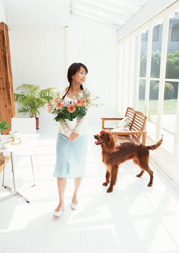 东方人,一个人,走,抱,竖图,室内,白天,正面,植物,窗户,落地窗,桌面,桌子,宠物,狗,椅子,亚洲,仅一个年轻女性,仅一个女性,仅一个人,服装,朦胧,模糊,盛开,木制,铁桶,桶,木椅,花蕾,扭头,注视,休闲装,黄种人,玻璃窗,花,花瓣,花朵,鲜花,树,树木,一只,衣服,绿色,自然,动物,木制品,容器,花苞,花蕊,观察,看,转头,休闲,休闲服,可爱,服饰,生长,成长,抱着,观看,储藏,察看,搂着,储存,关注,忠诚,塞特犬,雪达犬,爱尔兰塞特犬,爱尔兰雪达犬,年轻女性,女人,女性,亚洲人,犬,步行,搂,搂抱,散步,走路,彩图,全身,贮存