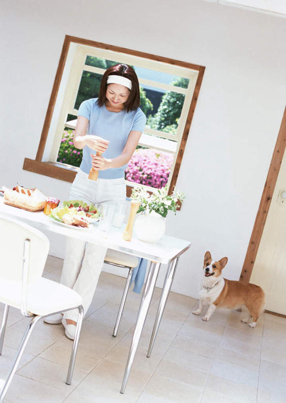 点心,面包,东方人,一个人,站,竖图,室内,白天,正面,植物,窗户,桌面,桌子,宠物,狗,蔬菜,西红柿,小番茄,餐具,亚洲,仅一个年轻女性,仅一个女性,仅一个人,握,服装,朦胧,模糊,新鲜,盛开,木制,叉子,刀叉,刀子,碟子,盘,束发带,墙,食品,面点,案板,拿,花蕾,柯基犬,威尔士柯基犬,拿着,注视,休闲装,黄种人,吐司,玻璃窗,墙壁,墙面,砧板,花,花瓣,花朵,鲜花,树,树木,食物,糕点,一只,衣服,绿色,白色,自然,动物,盘子,木制品,碟,果酱,花苞,花蕊,低头,观察,看,站着,休闲,休闲服,可爱,握着,服饰,有机食品,绿色食品,生长,牧羊犬,成长,观看,法式面包,察看,关注,餐刀,吐司面包,餐叉,忠诚,果子酱,卡迪根威尔士柯基犬,小西红柿,樱桃小番茄,珍珠小番茄,年轻女性,女人,女性,亚洲人,进餐用具,犬,樱桃番茄,圣女果,番茄,站立,彩图,全身,多士,听型面包