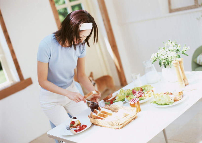 点心,面包,东方人,一个人,站,横图,俯视,室内,白天,植物,窗户,桌面,桌子,宠物,狗,蔬菜,西红柿,小番茄,餐具,亚洲,仅一个年轻女性,仅一个女性,仅一个人,握,服装,朦胧,模糊,新鲜,盛开,木制,叉子,刀叉,刀子,碟子,盘,束发带,墙,食品,面点,案板,拿,花蕾,柯基犬,威尔士柯基犬,拿着,注视,休闲装,黄种人,吐司,玻璃窗,墙壁,墙面,砧板,花,花瓣,花朵,鲜花,树,树木,食物,糕点,一只,衣服,绿色,白色,自然,动物,盘子,木制品,碟,果酱,花苞,花蕊,低头,观察,看,站着,休闲,休闲服,可爱,握着,服饰,有机食品,绿色食品,生长,牧羊犬,成长,观看,法式面包,察看,关注,餐刀,吐司面包,餐叉,忠诚,果子酱,卡迪根威尔士柯基犬,小西红柿,樱桃小番茄,珍珠小番茄,年轻女性,女人,女性,亚洲人,进餐用具,犬,樱桃番茄,圣女果,番茄,站立,半身,彩图,高角度拍摄,多士,听型面包