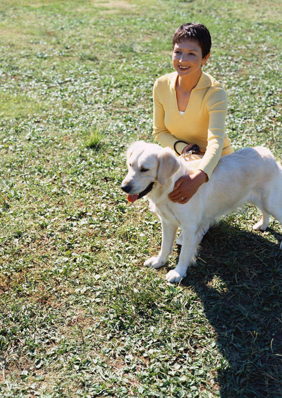 东方人,一个人,蹲,笑,摸,微笑,竖图,俯视,室外,白天,草地,草原,植物,宠物,狗,亚洲,仅一个女性,仅一个人,抚摸,阴影,服装,光线,影子,旷野,注视,休闲装,黄种人,草,一只,衣服,绿色,阳光,动物,观察,看,仅一个中年女性,休闲,休闲服,可爱,服饰,牧羊犬,观看,察看,关注,原野,边境牧羊犬,忠诚,边境柯利牧羊犬,博德牧羊犬,女人,女性,中年女性,亚洲人,犬,触摸,蹲着,接触,抬头,仰头,彩图,高角度拍摄,全身