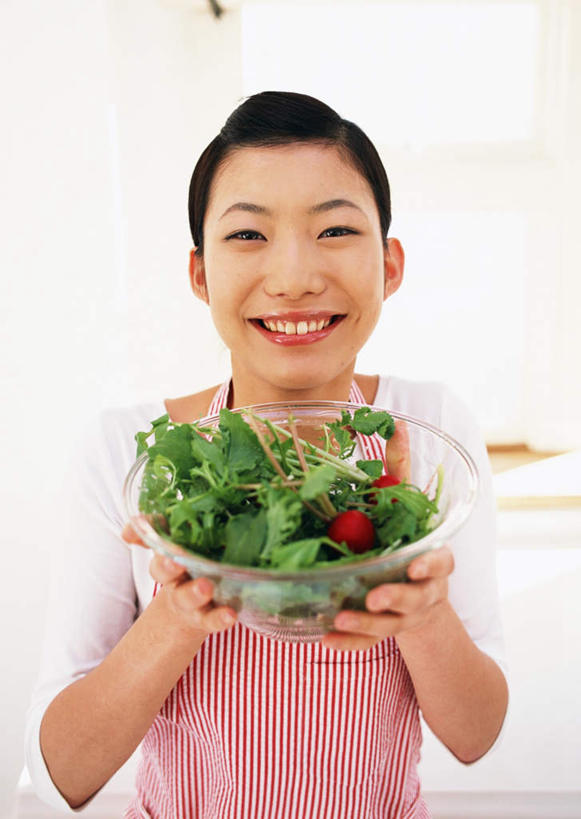 东方人,一个人,站,笑,微笑,露齿笑,竖图,室内,白天,正面,植物,厨房,蔬菜,叶子,玻璃,亚洲,仅一个年轻女性,仅一个女性,仅一个人,握,服装,朦胧,模糊,新鲜,围裙,纹理,食品,绿叶,拿,甜菜,拿着,注视,休闲装,黄种人,玻璃制品,食物,一个,衣服,绿色,容器,碗,观察,看,站着,休闲,休闲服,嫩叶,握着,服饰,有机食品,绿色食品,单个,观看,储藏,察看,储存,关注,肌理,菾菜,年轻女性,女人,女性,亚洲人,叶,叶片,叶脉,红甜菜,站立,半身,彩图,灶间,红菾菜,贮存