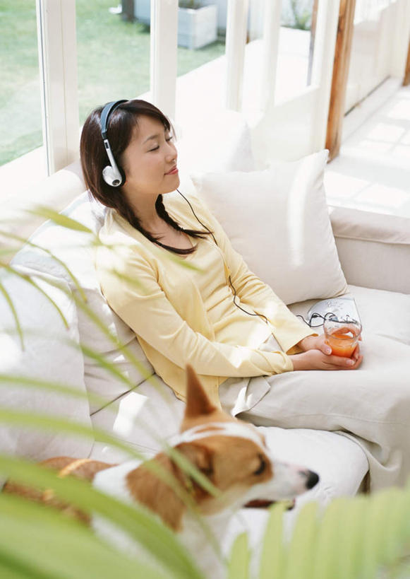 东方人,一个人,客厅,坐,闭眼,笑,微笑,竖图,俯视,室内,白天,快乐,满意,幸福,植物,窗户,靠垫,沙发,桌子,宠物,狗,餐具,亚洲,仅一个年轻女性,仅一个女性,仅一个人,服装,木制,碟子,盘,靠枕,音响,音乐,听,柯基犬,威尔士柯基犬,茶几,休闲装,黄种人,娱乐,玻璃窗,树,树木,一只,衣服,绿色,自然,动物,盘子,耳机,木制品,垫子,碟,枕头,享受,休闲,休闲服,放松,可爱,服饰,生长,牧羊犬,成长,起居室,舒适,享乐,布艺沙发,忠诚,卡迪根威尔士柯基犬,客堂,年轻女性,女人,女性,亚洲人,犬,闭眼睛,闭着眼,闭着眼睛,坐着,半身,彩图,高角度拍摄