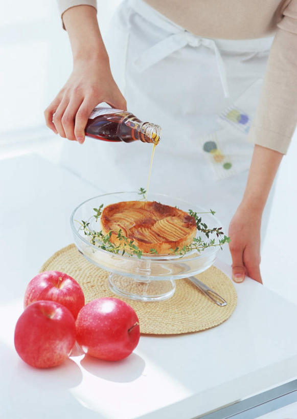 点心,东方人,一个人,站,竖图,室内,白天,正面,下午茶,餐桌,厨房,桌子,苹果,餐具,水果,亚洲,仅一个年轻女性,仅一个女性,仅一个人,握,服装,新鲜,工具,围裙,生食,食品,果实,刀具,拿,拿着,休闲装,黄种人,食物,糕点,衣服,红色,刀,站着,休闲,休闲服,握着,服饰,有机食品,绿色食品,餐台,苹果蛋糕,餐刀,年轻女性,女人,女性,亚洲人,站立,半身,彩图,灶间,蛋糕