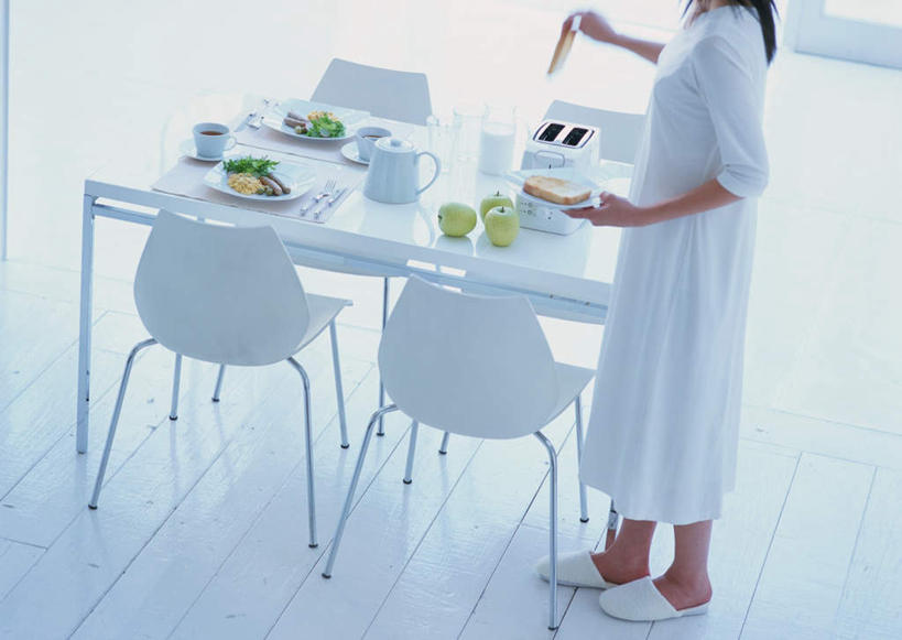 点心,面包,牛奶,东方人,一个人,站,横图,俯视,室内,白天,餐桌,桌子,蔬菜,餐具,椅子,亚洲,仅一个年轻女性,仅一个女性,仅一个人,握,服装,新鲜,叉子,刀叉,刀子,电器,碟子,壶,盘,木椅,生菜,莴苣,蛋,鸡蛋,食品,面点,饮品,营养,拿,炒鸡蛋,烤面包机,拿着,休闲装,黄种人,吐司,饮食,水壶,食物,糕点,饮料,衣服,白色,盘子,茶壶,容器,碟,站着,休闲,休闲服,握着,服饰,有机食品,绿色食品,餐台,法式面包,乳制品,家电,奶,牛乳,餐刀,吐司面包,餐叉,草鸡蛋,多士炉,自动面包片烤炉,面包烘烤器,烘培,春菜,鹅仔菜,莴仔菜,千金菜,安神,卵,叶用莴苣,年轻女性,女人,女性,亚洲人,进餐用具,站立,半身,彩图,高角度拍摄,烘烤,多士,听型面包