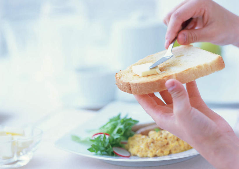 点心,面包,奶酪,东方人,手,一个人,横图,室内,特写,白天,正面,餐桌,桌子,蔬菜,餐具,椅子,亚洲,双手,仅一个年轻女性,仅一个女性,仅一个人,握,阴影,朦胧,模糊,新鲜,反射,叉子,刀叉,刀子,碟子,盘,影子,勺子,木椅,生菜,莴苣,蛋,鸡蛋,香肠,干酪,起司,食品,面点,腊肠,芝士,营养,拿,炒鸡蛋,拿着,黄种人,吐司,食物,糕点,盘子,调羹,碟,汤匙,手部,乳酪,握着,有机食品,绿色食品,餐台,法式面包,乳制品,餐刀,发酵,吐司面包,餐叉,草鸡蛋,春菜,鹅仔菜,莴仔菜,千金菜,卵,叶用莴苣,年轻女性,女人,女性,亚洲人,进餐用具,半身,彩图,多士,听型面包