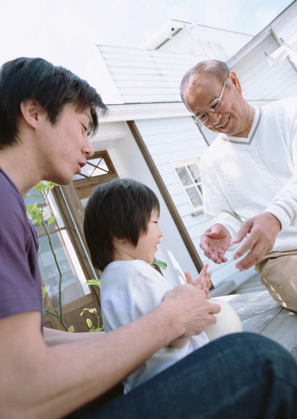 东方人,儿童,老年人,三个人,父亲,儿子,祖父,三代同堂,客厅,坐,举,笑,微笑,露齿笑,竖图,室内,白天,仰视,纯洁,沙发,亚洲,服装,时间,时钟,眼镜,墙,计时,注视,休闲装,黄种人,祖孙三代,墙壁,墙面,小孩,衣服,白色,钟表,观察,看,托,休闲,温暖,温馨,父子,休闲服,表,父爱,可爱,童年,童趣,服饰,爷爷,观看,祖孙,老花镜,和睦,察看,起居室,关注,布艺沙发,童真,烂漫,无邪,外公,外祖父,外孙,摆钟,外孙子,客堂,远视眼镜,天真,老年男性,男孩,男人,男性,年轻男性,亚洲人,孩子,年轻人,全家福,孙子,钟,举起,举手,举着,向上举,向上伸,向上托,坐着,半身,彩图,低角度拍摄,融洽,男生,爸爸,多代同堂