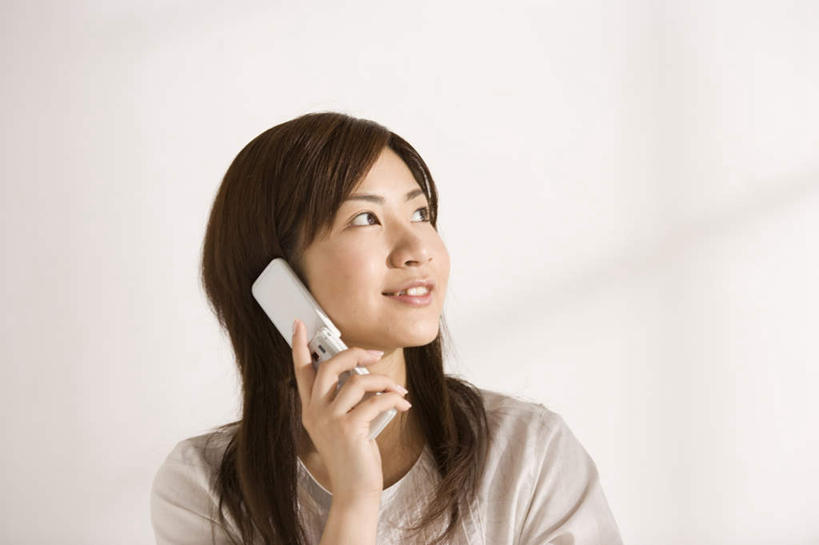 东方人,手,一个人,站,笑,打电话,微笑,露齿笑,横图,室内,白天,正面,电话,亚洲,仅一个年轻女性,仅一个女性,仅一个人,握,阴影,反射,影子,墙,扭头,注视,黄种人,通讯设备,墙壁,墙面,一个,白色,话筒,观察,看,站着,转头,手部,握着,单个,观看,单手,无绳电话,察看,固定电话,关注,交流,年轻女性,女人,女性,亚洲人,电话机,沟通,通话,站立,半身,彩图