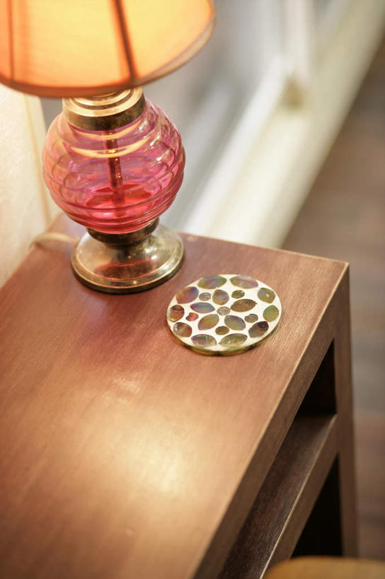 无人,商店,竖图,俯视,室内,特写,白天,台灯,桌子,静物,照明,一座,阴影,光线,木制,影子,灯光,茶几,商铺,灯,木制品,灯具,垫子,理发店,照亮,照明设备,美发店,美容店,市肆,商号,彩图,高角度拍摄,店铺