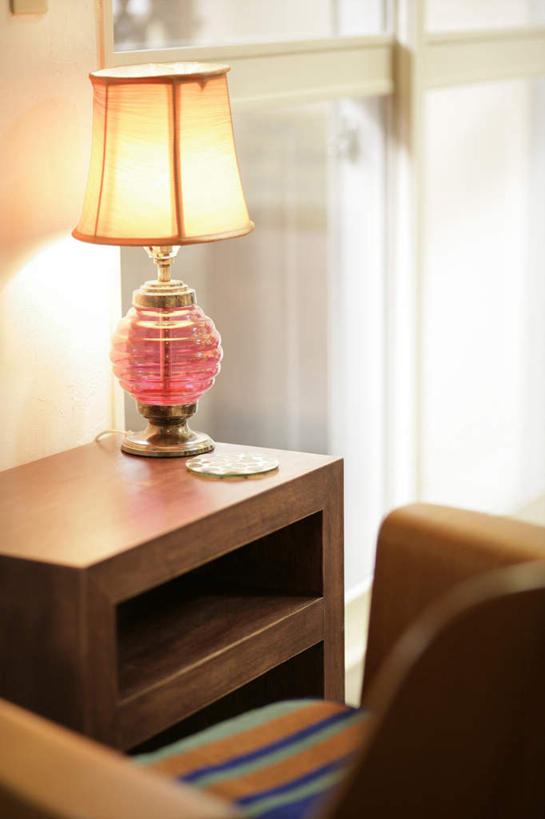 商店,竖图,室内,白天,正面,窗户,沙发,桌子,照明,阴影,光线,木制,壁灯,影子,灯光,茶几,商铺,玻璃窗,灯,木制品,灯具,理发店,照亮,照明设备,美发店,布艺沙发,美容店,市肆,商号,半身,彩图,店铺