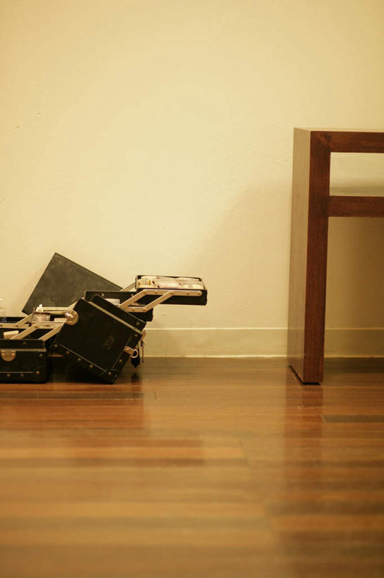 商店,竖图,室内,白天,正面,地板,桌子,木制,包,墙,地面,茶几,商铺,木地板,墙壁,墙面,木制品,容器,工具包,理发店,储藏,储存,美发店,美容店,市肆,商号,半身,彩图,店铺,贮存