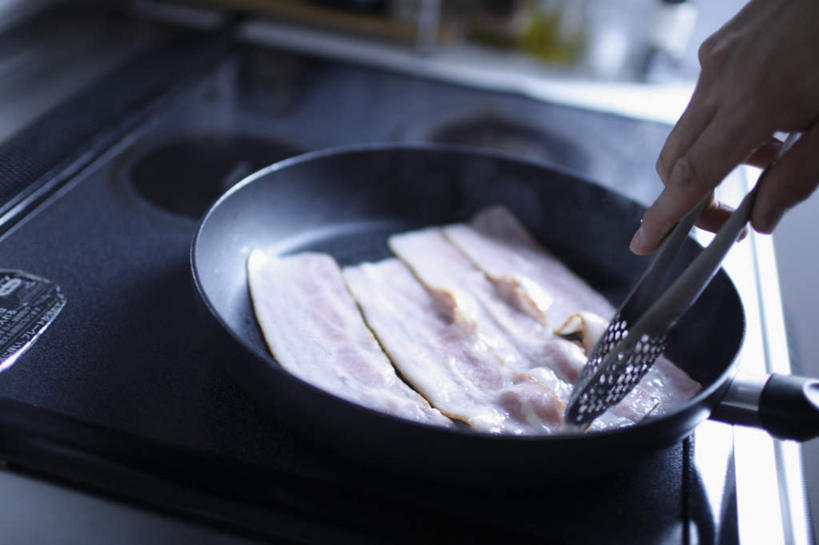 东方人,手,一个人,横图,俯视,室内,特写,白天,烹饪,厨房,厨具,金属制品,亚洲,仅一个男性,仅一个人,握,朦胧,模糊,金属,锅子,肉,拿,拿着,黄种人,锅,培根,猪肉,肉类,仅一个年轻男性,夹子,手部,握着,煎锅,锅具,单手,电磁炉,肉食,烹饪用具,豚肉,食品夹,食物夹,面包夹,意粉夹,男人,男性,年轻男性,亚洲人,烹调用具,烹调,半身,彩图,高角度拍摄,灶间,烟肉,腌熏,电磁灶,火锅炉