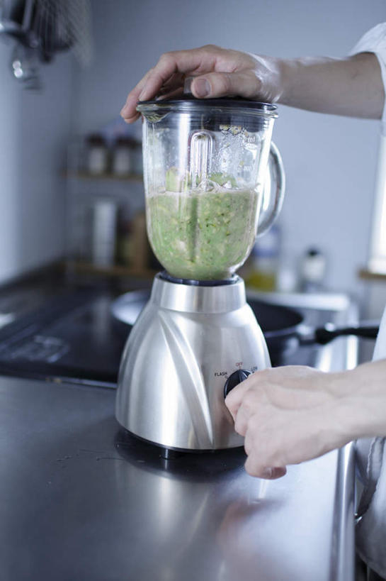 东方人,一个人,站,竖图,室内,白天,侧面,厨房,桌面,桌子,亚洲,仅一个男性,仅一个人,握,服装,电器,工具,饮品,休闲装,黄种人,设备,蔬菜汁,榨汁机,饮料,仅一个年轻男性,衣服,搅拌,站着,休闲,休闲服,搭,握着,服饰,研磨,切割,家电,家用电器,搭着,可口,榨汁,适口,男人,男性,年轻男性,亚洲人,站立,半身,彩图,灶间,厨房料理台,料理台