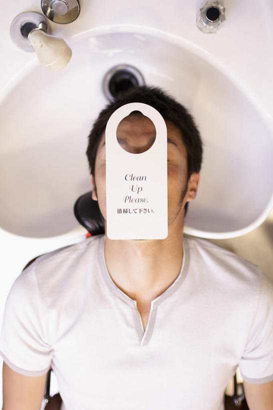 东方人,一个人,商店,躺,竖图,俯视,室内,白天,指示牌,亚洲,仅一个男性,仅一个人,服装,英文,标志,水槽,水龙头,文字,字符,字母,休闲装,黄种人,标识,商铺,水斗,开关,仅一个年轻男性,衣服,打开,休闲,休闲服,遮,遮掩,服饰,英文字母,阀门,掩盖,遮挡,开启,遮盖,掩饰,市肆,商号,水咀,卧着,男人,男性,年轻男性,亚洲人,躺着,卧,半身,彩图,高角度拍摄,店铺,家居店,家居生活馆,家具店,居家生活馆