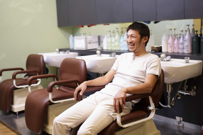 东方人,一个人,商店,坐,笑,微笑,露齿笑,横图,室内,白天,正面,椅子,亚洲,仅一个男性,仅一个人,服装,水槽,水龙头,注视,休闲装,黄种人,商铺,水斗,开关,仅一个年轻男性,衣服,瓶子,塑料制品,打开,观察,看,休闲,休闲服,塑料瓶,服饰,观看,理发店,阀门,察看,开启,关注,美发店,美容店,市肆,商号,水咀,男人,男性,年轻男性,亚洲人,坐着,半身,彩图,店铺,剪发椅,理发椅,美发椅,液压椅,油压椅