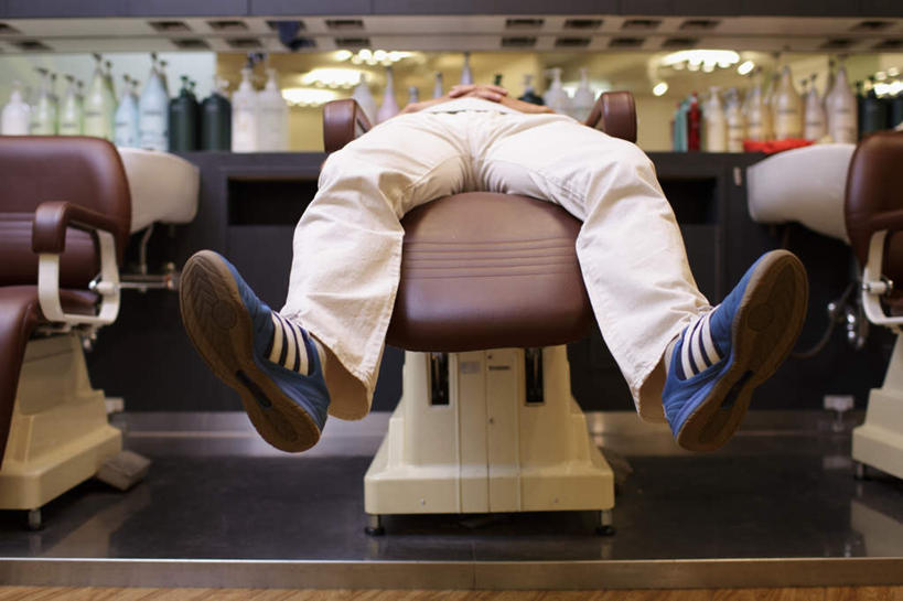 东方人,一个人,商店,躺,横图,室内,白天,正面,运动鞋,鞋子,椅子,照明,亚洲,仅一个男性,仅一个人,服装,灯光,休闲装,黄种人,商铺,顶灯,灯,仅一个年轻男性,衣服,灯具,休闲,休闲服,服饰,理发店,休闲鞋,照亮,照明设备,美发店,美容店,市肆,商号,卧着,男人,男性,年轻男性,亚洲人,躺着,卧,彩图,全身,店铺,剪发椅,理发椅,美发椅,液压椅,油压椅