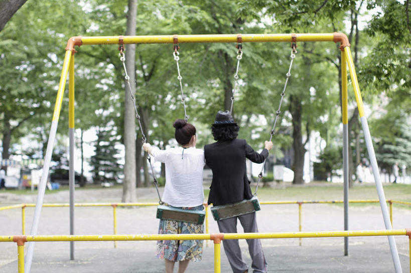 东方人,两个人,栏杆,坐,横图,室外,白天,爱情,游戏,树林,植物,帽子,亚洲,握,摇摆,服装,扶手,浪漫,玩,休闲装,黄种人,娱乐,护栏,树,树木,背面,衣服,绿色,自然,遮阳帽,秋千,荡秋千,休闲,温暖,温馨,休闲服,恩爱,握着,恋人,服饰,生长,成长,活动,渔夫帽,和睦,摇晃,男人,男性,年轻男性,年轻女性,女人,女性,亚洲人,情侣,玩耍,嬉戏,坐着,半身,彩图,伴侣,融洽