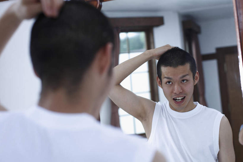 东方人,一个人,站,笑,摸,微笑,露齿笑,横图,室内,白天,美发,镜子,卫生间,浴室,亚洲,仅一个男性,仅一个人,抚摸,阴影,服装,朦胧,模糊,反射,影子,注视,休闲装,黄种人,仅一个年轻男性,背面,衣服,白色,观察,看,站着,享受,休闲,休闲服,放松,服饰,观看,镜像,察看,镜面,摩丝,关注,塑形,男人,男性,年轻男性,亚洲人,淋浴房,触摸,接触,站立,半身,彩图,冲凉房,沐浴间,沐浴室,喷发定形剂