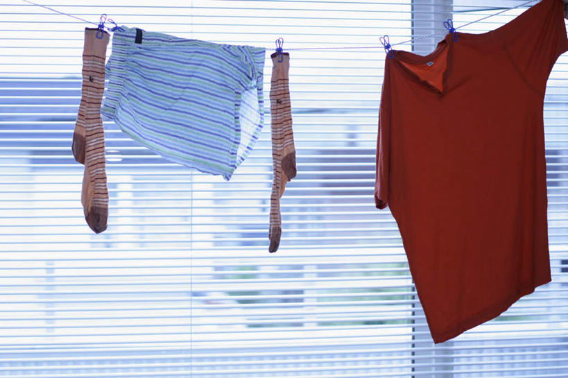 无人,横图,室内,特写,白天,正面,窗户,静物,衣架,吊挂,悬挂,阴影,服装,装饰,反射,影子,百叶窗,竹帘,挂,休闲装,袜子,衣服,红色,帘子,休闲,休闲服,服饰,长袜,华丽,修饰,点缀,长筒袜,衬托,美观,雅致,雅观,长统袜,挂衣架,晾衣架,彩图