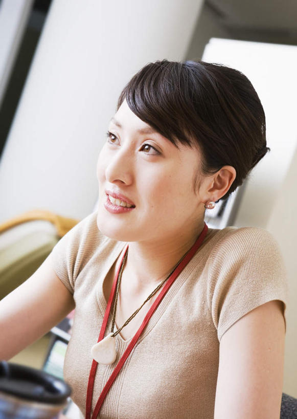东方人,一个人,商务人士,商务女性,坐,笑,微笑,露齿笑,竖图,室内,白天,正面,杯子,项链,亚洲,仅一个年轻女性,仅一个女性,仅一个人,阴影,套装,反射,影子,陶瓷,墙,陶瓷制品,注视,黄种人,标识,吊牌,墙壁,墙面,装饰品,饰品,首饰,胸牌,观察,看,观看,察看,徽章,关注,保温杯,商务装,身份,保温,工薪阶层,胸章,胸卡,编号牌,雕刻牌,工号牌,胸号牌,胸徽,员工牌,年轻女性,女人,女性,亚洲人,白领,上班族,坐着,半身,彩图