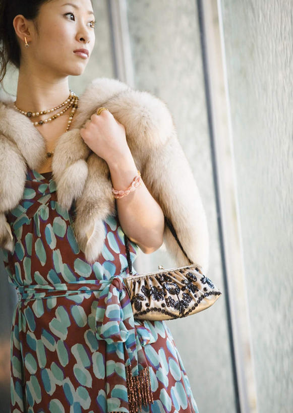 东方人,一个人,站,竖图,室内,白天,正面,裙子,晚礼服,项链,亚洲,仅一个年轻女性,仅一个女性,仅一个人,握,连衣裙,包,皮包,墙,拿,拿着,扭头,注视,黄种人,墙壁,墙面,装饰品,饰品,手链,首饰,观察,看,站着,转头,握着,手镯,观看,单肩包,察看,关注,毛皮,镯子,年轻女性,女人,女性,亚洲人,站立,半身,彩图,晚宴服,舞会服,洋服,洋装,夜礼服