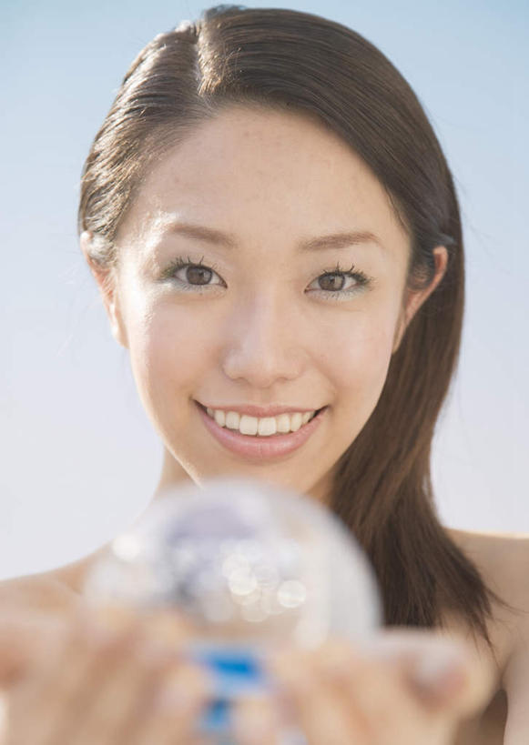 东方人,脸,头,脸颊,手,头发,一个人,捧,笑,微笑,露齿笑,竖图,室内,特写,白天,正面,游戏,玩具,亚洲,双手,仅一个年轻女性,仅一个女性,仅一个人,阴影,蓝色背景,朦胧,模糊,透明,反射,影子,玩,注视,黄种人,娱乐,肩膀,一个,黑色,玻璃球,观察,看,休闲,球体,手部,水晶球,益智,摄影,影棚,单个,观看,活动,察看,发泄,关注,消遣,智力,雪花玻璃球,宣泄,圣诞雪花球,年轻女性,女人,女性,亚洲人,头部,长发,直发,脸部,脸蛋,面部,端,端着,捧着,手捧,玩耍,嬉戏,半身,彩图,影棚拍摄,拍摄