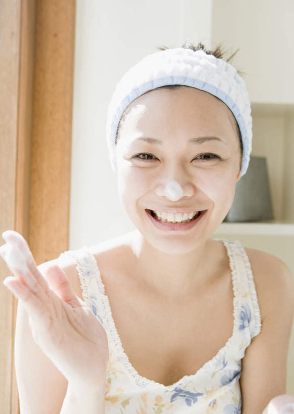 东方人,一个人,站,笑,微笑,露齿笑,竖图,室内,白天,正面,化妆,美容,亚洲,仅一个年轻女性,仅一个女性,仅一个人,护肤,服装,美白,背心,束发带,注视,黄种人,衣服,观察,看,清洁,站着,保养,享受,休闲,放松,去角质,保健,服饰,洁面乳,观看,保湿,察看,滋润,衣着,护肤品,洗面奶,穿着,关注,去死皮,护肤用品,舒缓,养颜,去污,控油,紧肤,嫩肤,祛痘,去痘,祛角质,抗衰,再生,增白,补水,祛斑,抗皱,防皱,除皱,去皱,衣饰,年轻女性,女人,女性,亚洲人,站立,半身,彩图