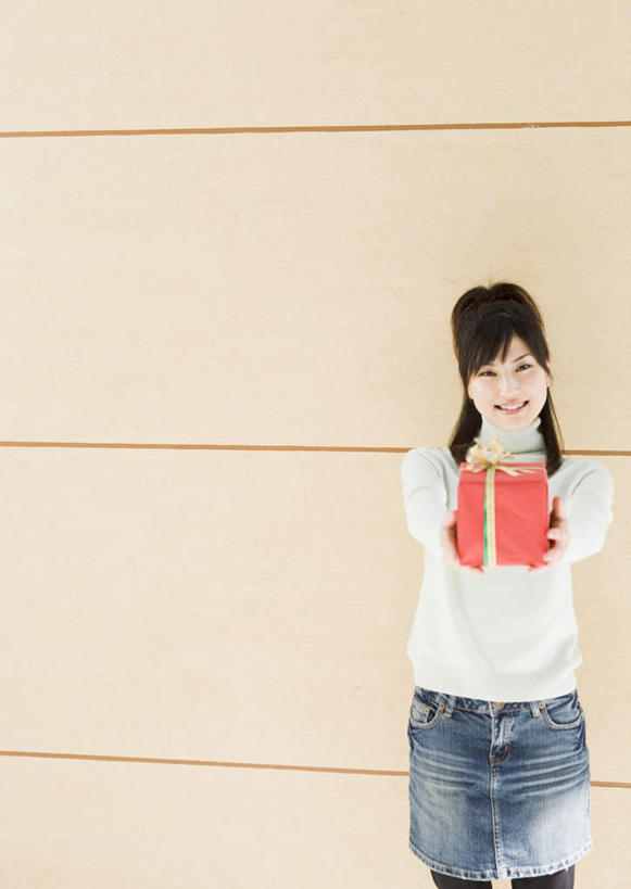 东方人,一个人,站,笑,微笑,露齿笑,竖图,室内,白天,正面,裙子,礼盒,礼物,亚洲,仅一个年轻女性,仅一个女性,仅一个人,握,服装,丝绸,丝带,纸盒,墙,缎带,拿,拿着,注视,休闲装,黄种人,墙壁,墙面,绸带,盒子,一个,衣服,红色,包装盒,礼品盒,观察,看,站着,休闲,休闲服,握着,短裙,服饰,礼品,单个,观看,半身裙,牛仔裙,察看,关注,年轻女性,女人,女性,亚洲人,站立,半身,彩图