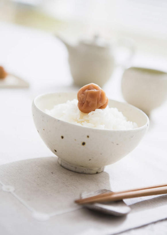 点心,无人,竖图,俯视,室内,特写,白天,烹饪,餐桌,筷子,桌子,杯子,餐具,一堆,一双,许多,阴影,堆叠,堆积,朦胧,模糊,反射,影子,陶瓷,谷类,谷物,日本料理,料理,食品,筷架,陶瓷制品,话梅,米,筷枕,文化,传统,大米,菜肴,美食,食物,白色,容器,水杯,碗,日式料理,零食,日式,佳肴,餐台,储藏,堆,礼节,筷子架,储存,礼仪,梅子,茶杯,进餐用具,彩图,高角度拍摄,黄梅,贮存