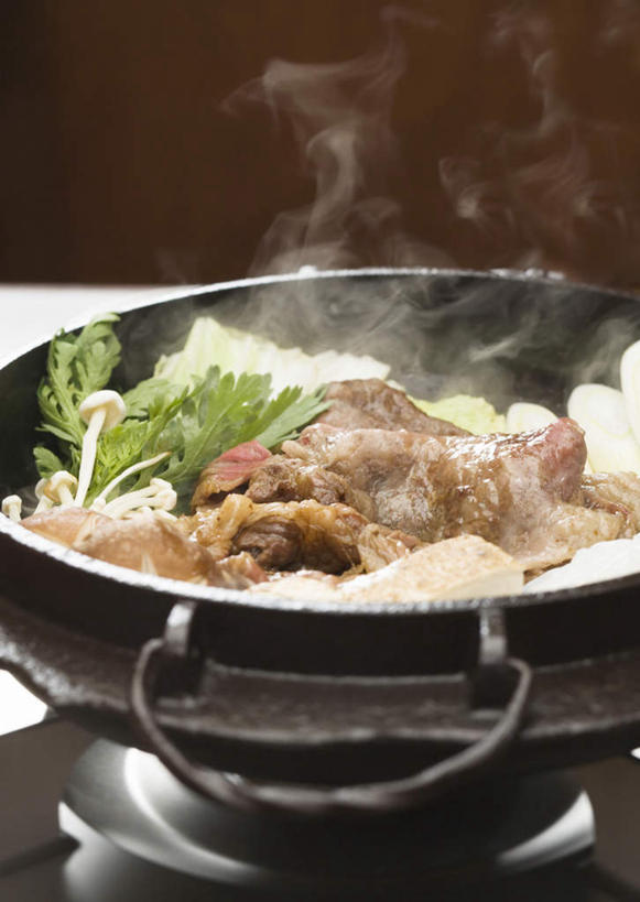 无人,竖图,室内,特写,白天,正面,烹饪,雾,蔬菜,厨具,沸腾,朦胧,模糊,新鲜,蒸汽,炖锅,锅子,陶瓷,大白菜,肉,日本料理,牛肉,料理,食品,陶瓷制品,水蒸气,锅,白菜,菜肴,美食,肉类,食物,日式料理,日式,佳肴,有机食品,绿色食品,锅具,肉食,烹饪用具,蒸发,寿喜锅,胶菜,镳菜,烹调用具,烹调,彩图,牛肉火锅