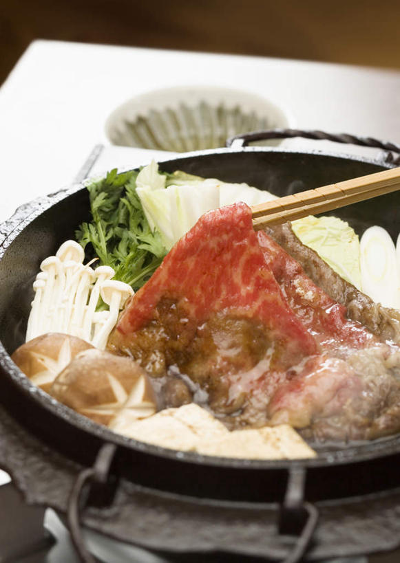 无人,竖图,俯视,室内,特写,白天,烹饪,雾,筷子,蔬菜,餐具,厨具,一双,沸腾,新鲜,蒸汽,炖锅,锅子,陶瓷,大白菜,金针菇,菌菇,蘑菇,肉,日本料理,牛肉,料理,食品,陶瓷制品,水蒸气,菌类,文化,传统,锅,白菜,菜肴,美食,肉类,食物,日式料理,日式,食用菌,佳肴,有机食品,绿色食品,锅具,礼节,礼仪,肉食,烹饪用具,蒸发,构菌,金菇,毛柄金钱菌,银针菇,智力菇,寿喜锅,胶菜,镳菜,进餐用具,烹调用具,烹调,彩图,高角度拍摄,牛肉火锅