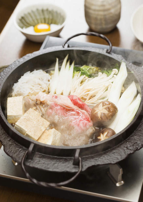 豆腐,无人,竖图,俯视,室内,特写,白天,烹饪,雾,餐桌,桌子,蔬菜,餐具,厨具,沸腾,朦胧,模糊,新鲜,蒸汽,碟子,炖锅,锅子,盘,陶瓷,菌菇,蘑菇,蛋,鸡蛋,肉,日本料理,牛肉,料理,食品,陶瓷制品,水蒸气,菌类,锅,菜肴,美食,肉类,食物,盘子,碟,日式料理,日式,食用菌,佳肴,有机食品,绿色食品,餐台,锅具,豆制品,肉食,烹饪用具,草鸡蛋,蒸发,卵,寿喜锅,烹调用具,烹调,彩图,高角度拍摄,牛肉火锅