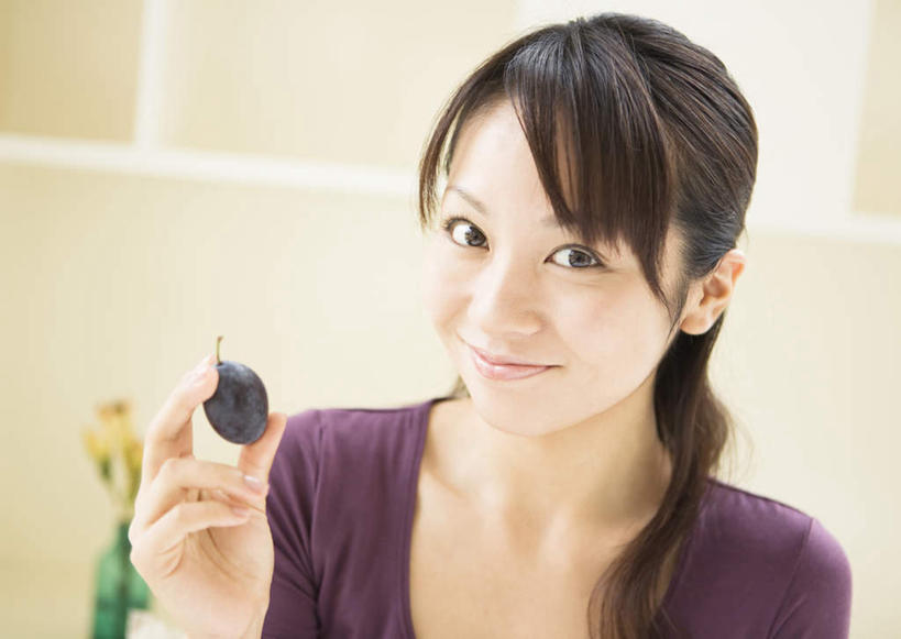 点心,东方人,脸,头,脸颊,手,头发,一个人,笑,微笑,横图,室内,特写,白天,正面,亚洲,仅一个年轻女性,仅一个女性,仅一个人,握,阴影,服装,朦胧,模糊,反射,影子,墙,食品,棕色,注视,休闲装,黄种人,肩膀,墙壁,墙面,食物,一个,衣服,紫色,零食,观察,看,休闲,手部,休闲服,握着,服饰,单个,观看,单手,察看,关注,西梅,加州梅,年轻女性,女人,女性,亚洲人,头部,长发,卷发,脸部,脸蛋,面部,半身,彩图