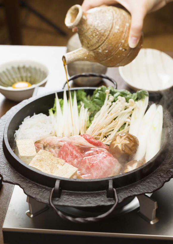 豆腐,清酒,东方人,手,一个人,竖图,俯视,室内,特写,白天,烹饪,餐桌,桌子,蔬菜,洋葱,亚洲,仅一个年轻女性,仅一个女性,仅一个人,握,阴影,新鲜,反射,影子,陶瓷,菌菇,香菇,肉,日本料理,牛肉,料理,食品,陶瓷制品,酒类,拿,菌类,拿着,黄种人,菜肴,美食,肉类,酒,酒瓶,食物,饮料,瓶子,容器,碗,日式料理,日式,手部,食用菌,握着,佳肴,有机食品,绿色食品,餐台,储藏,单手,豆制品,储存,玉葱,肉食,寿喜锅,荷兰葱,年轻女性,女人,女性,亚洲人,圆葱,洋葱头,球葱,葱头,半身,彩图,高角度拍摄,牛肉火锅,贮存,清酒瓶